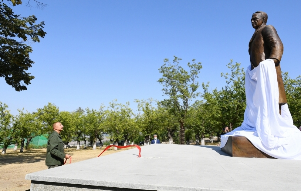 Le président azerbaïdjanais et son épouse participent à l’inauguration d’une statue d’Uzeyir Hadjibeyli à Choucha