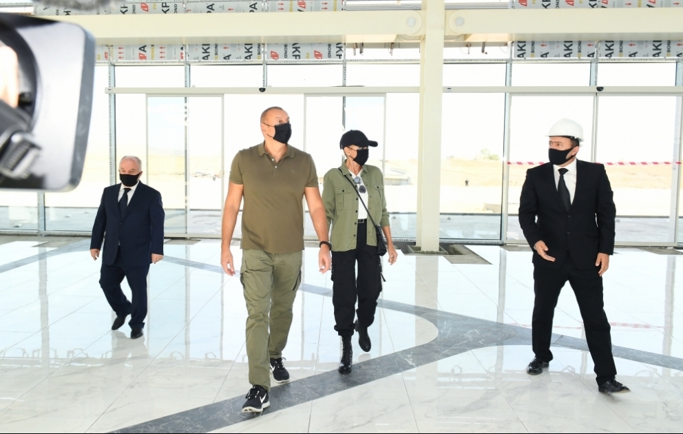 Präsident Ilham Aliyev und First Lady Mehriban Aliyeva machen sich mit Bauarbeiten am internationalen Flughafen Füsuli vertraut