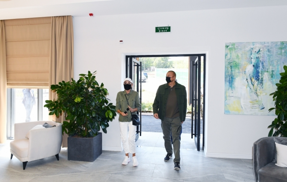 Schuscha: Präsident Ilham Aliyev und First Lady Mehriban Aliyeva weihen Hotel “Qarabağ” ein