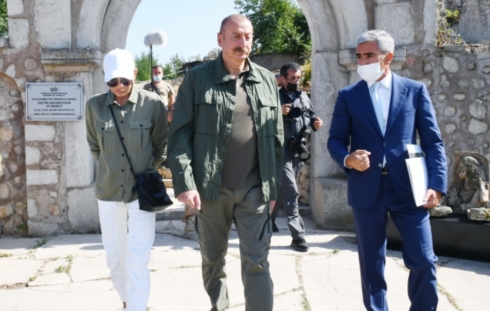 Präsident Ilham Aliyev und First Lady Mehriban Aliyeva machen sich mit Arbeiten vertraut, die am Hausmuseum von Uzeyir Hajibeyli in Schuscha durchgeführt werden