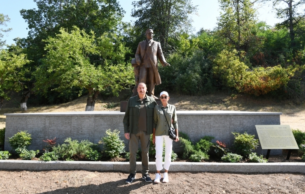 Президент Ильхам Алиев и первая леди Мехрибан Алиева приняли участие в открытии в Шуше памятника Узеиру Гаджибейли