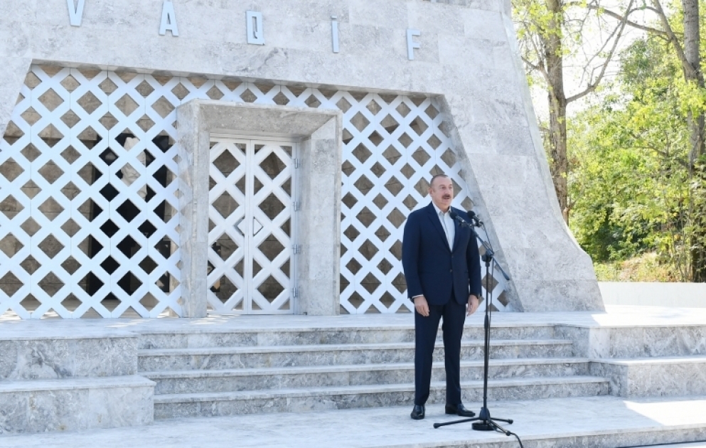 Президент Ильхам Алиев и первая леди Мехрибан Алиева приняли участие в открытии Дней поэзии Вагифа в Шуше