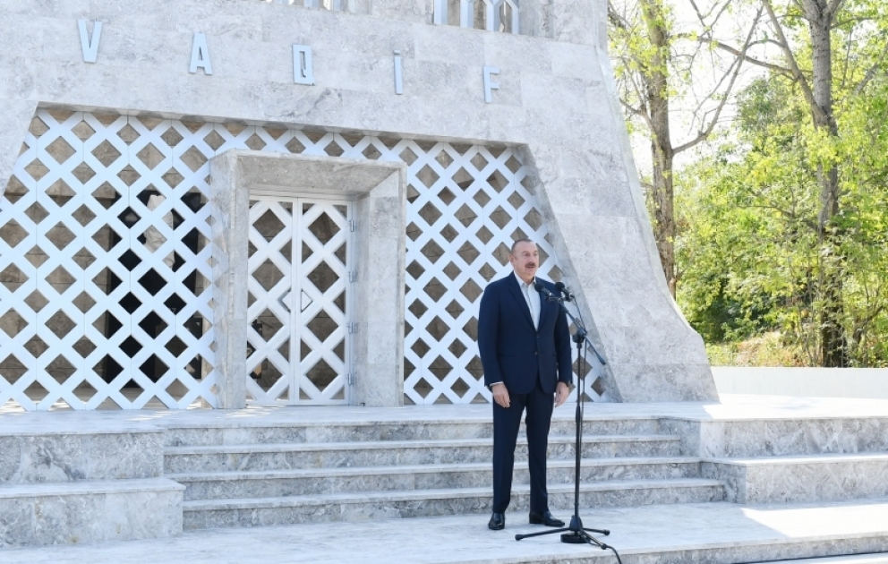 Le président Ilham Aliyev et la première dame Mehriban Aliyeva particpent à l'ouverture des Journées de la poésie de Vaguif à Choucha