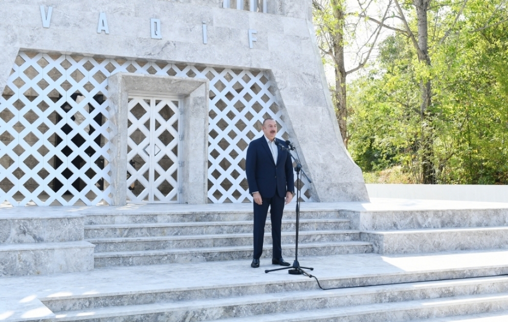 Präsident Ilham Aliyev und First Lady Mehriban Aliyeva nehmen an Vagifs Poesietagen in Schuscha teil