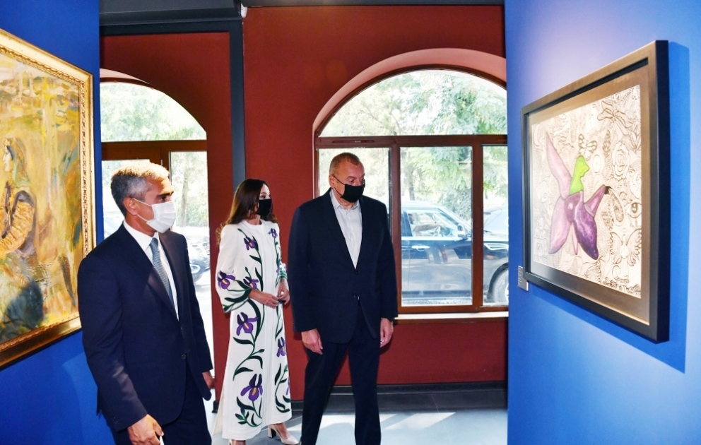 Le président Ilham Aliyev et son épouse Mehriban Aliyeva visitent les expositions organisées à Choucha