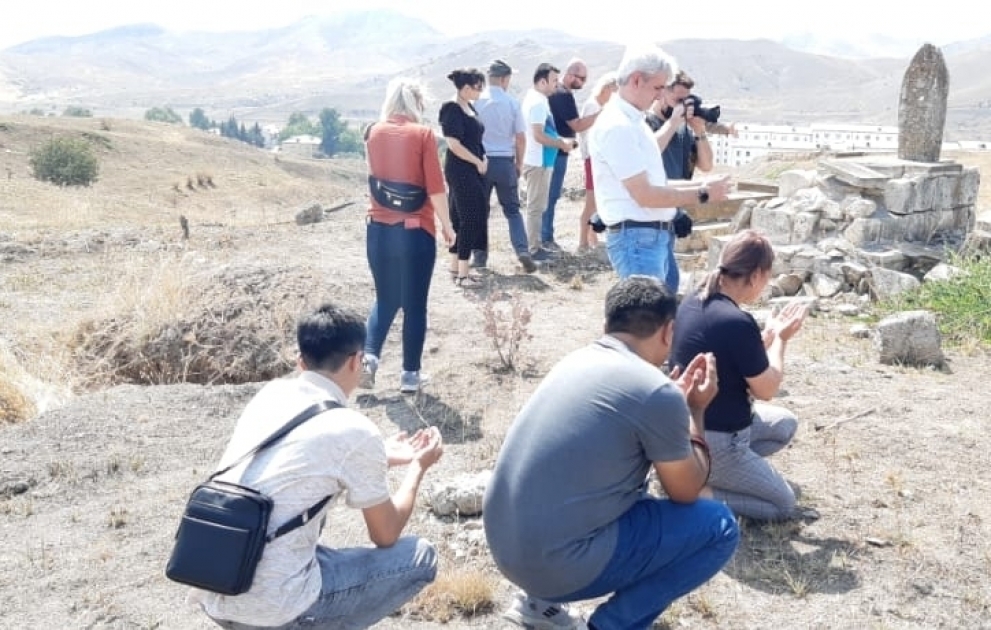 Qırğızıstanlı jurnalistlər Cəbrayılda ermənilərin dağıtdıqları qəbiristanlıqda Quran oxuyublar