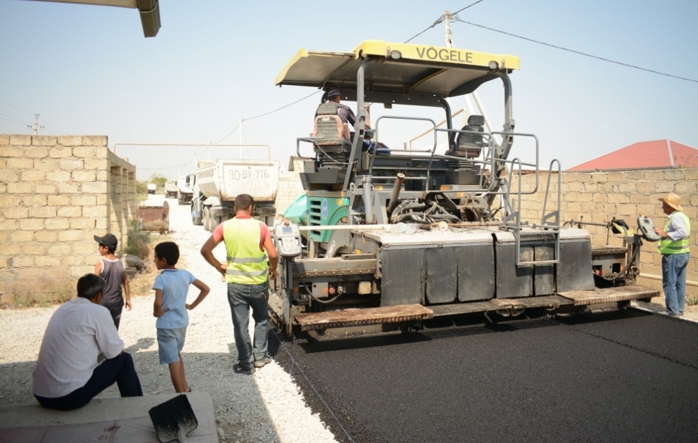 Siyəzəndə şəhərdaxili avtomobil yollarına asfalt döşənir