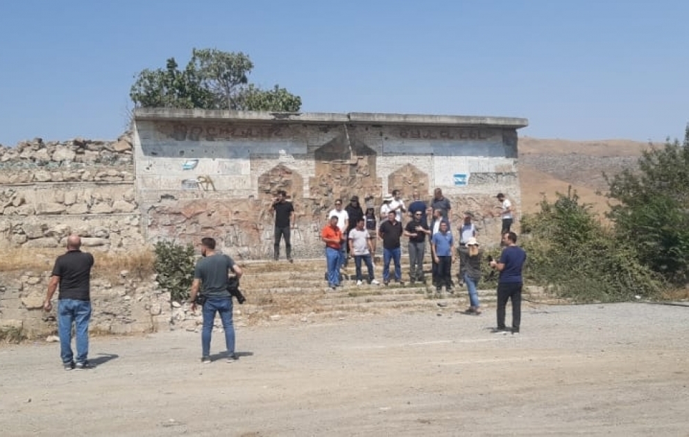 Xarici jurnalistlər Cəbrayılda erməni vandalizminin şahidi olublar