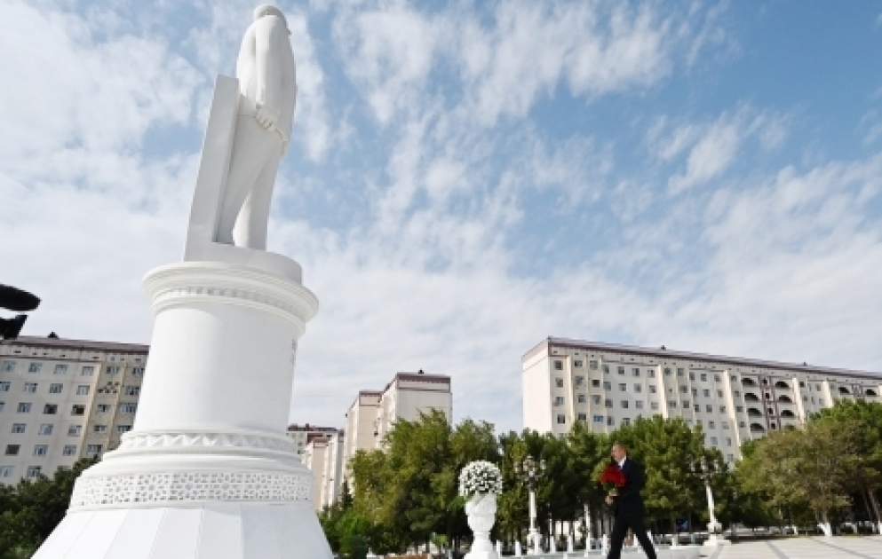 Le président Ilham Aliyev se recueille devant le monument d’Heydar Aliyev à Soumgaït