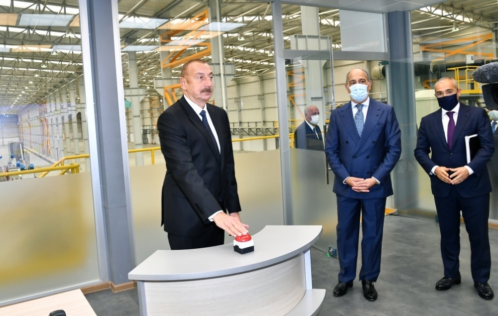 Präsident Ilham Aliyev weiht im Chemieindustriepark Sumgayit “Azmonbat“ GmbH ein