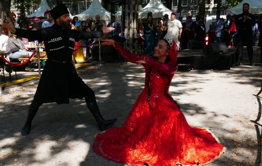 Haaqada təşkil edilmiş “Səfirliklər Festivalı”nda Azərbaycanın stendi diqqət mərkəzində olub