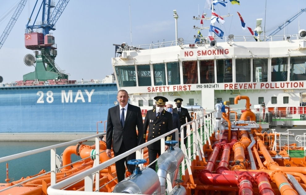 Präsident Ilham Aliyev nimmt an Veranstaltung zur Inbetriebnahme des Öltankers “Kelbadschar“ teil