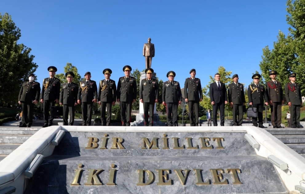 Azərbaycan Ordusunun Baş Qərargah rəisi Ankarada Heydər Əliyev Parkını ziyarət edib
