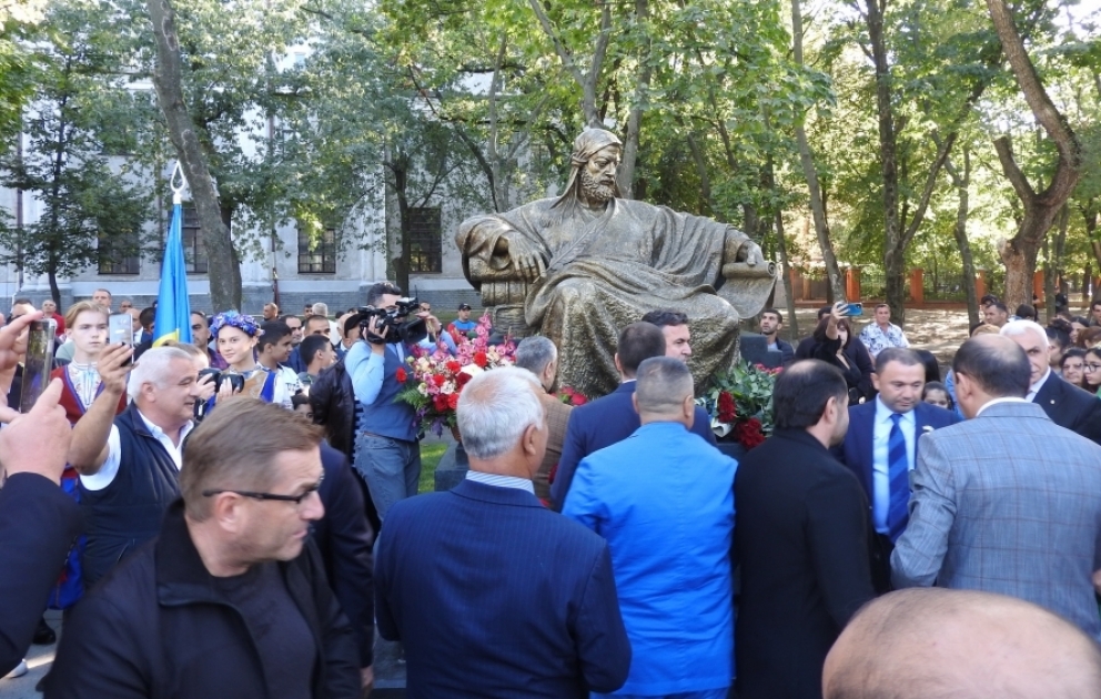 В Харькове состоялось открытие памятника великому азербайджанскому поэту и мыслителю Низами Гянджеви