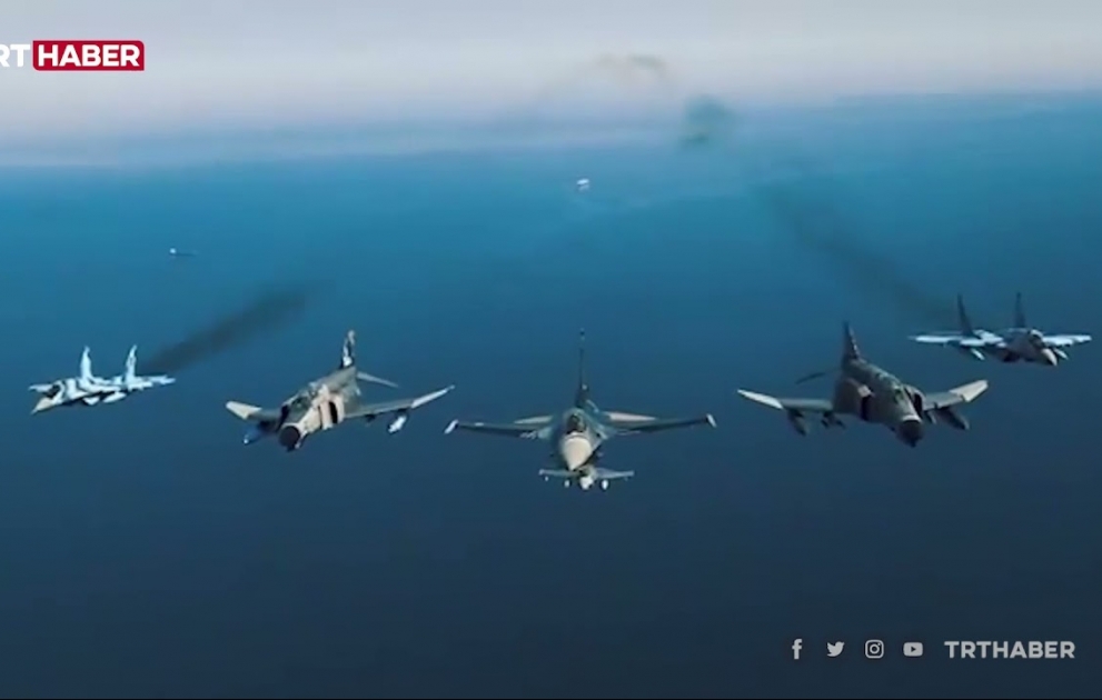 Türkiyə və Azərbaycan Hərbi Hava qüvvələrinə aid təyyarələrin Bosfor boğazı üzərindən uçuşunun görüntüləri yayımlanıb