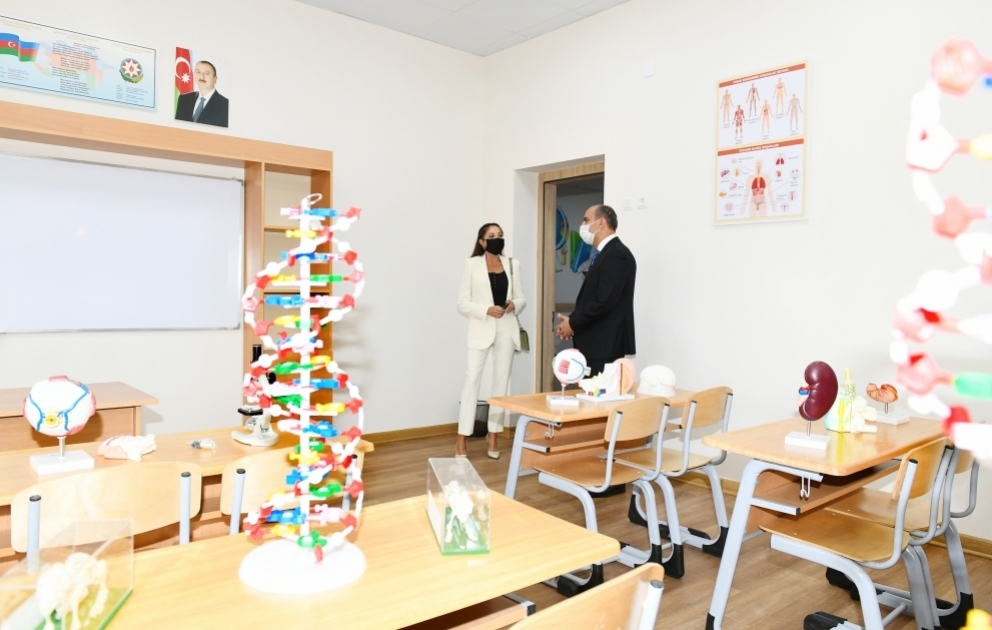 La première vice-présidente azerbaïdjanaise visite une nouvelle école dans le bourg de Biné de Bakou