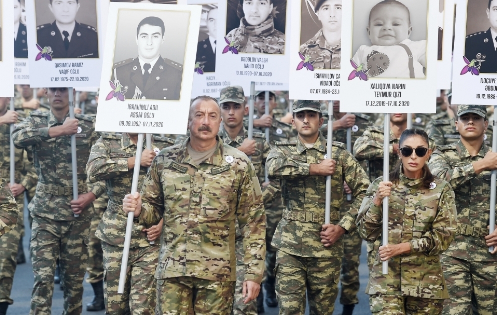 В Баку состоялось шествие в знак почтения светлой памяти шехидов Отечественной войны 
В шествии приняли участие Президент, Победоносный Верховный главнокомандующий Ильхам Алиев и первая леди Мехрибан Алиева