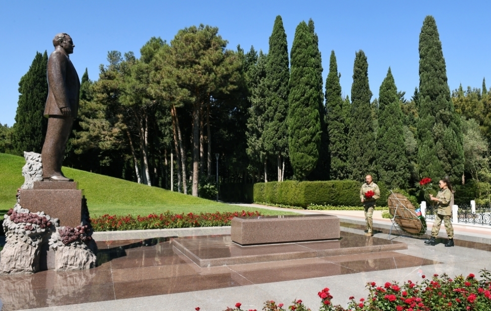 Präsident Ilham Aliyev und First Lady Mehriban Aliyeva besuchen Grabmal von Nationalleader Heydar Aliyev