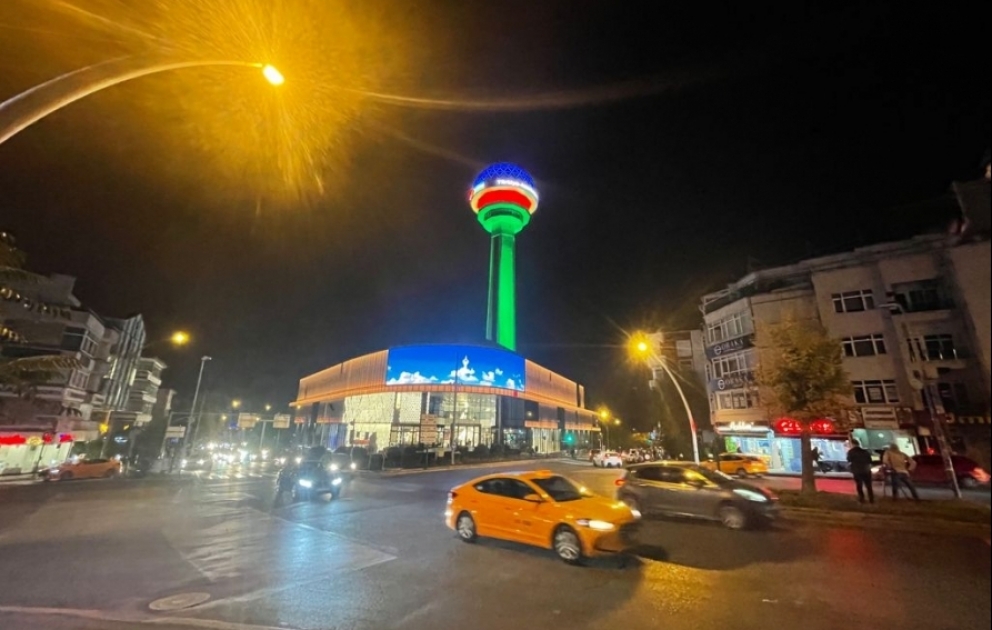 Ankaranın Atakule qülləsi üzərində Azərbaycan bayrağı əks olunub