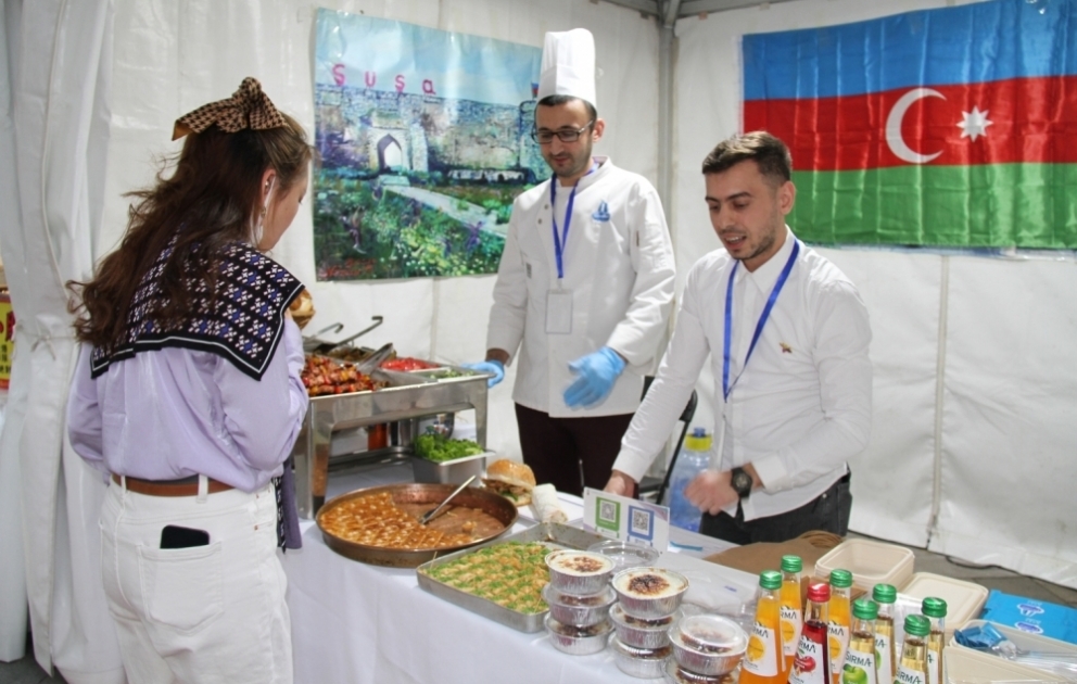 Azərbaycan mətbəxinin təamları Pekindəki yarmarkada təqdim olunur