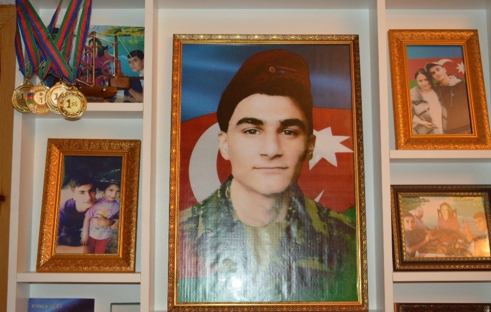Şəhid olan komandirini döyüş meydanından çıxararkən düşmən gülləsinə tuş gələn 19 yaşlı qəhrəman
