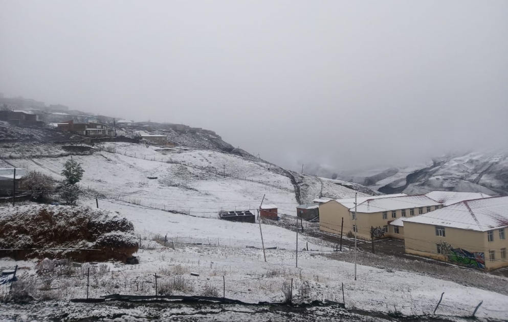 Azerbaïdjan : la première neige tombe sur les villages de Khynalyg et de Qyryz