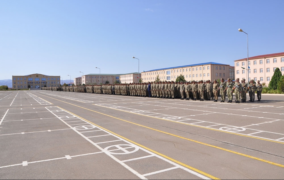 Əlahiddə Ümumqoşun Orduda gənc əsgərlər növbəti xidmət yerlərinə yola salınıblar