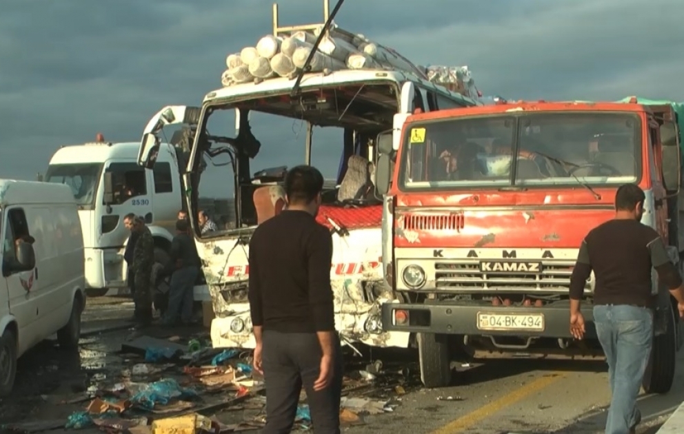 Hacıqabulda sərnişin avtobusu yük maşını ilə toqquşub