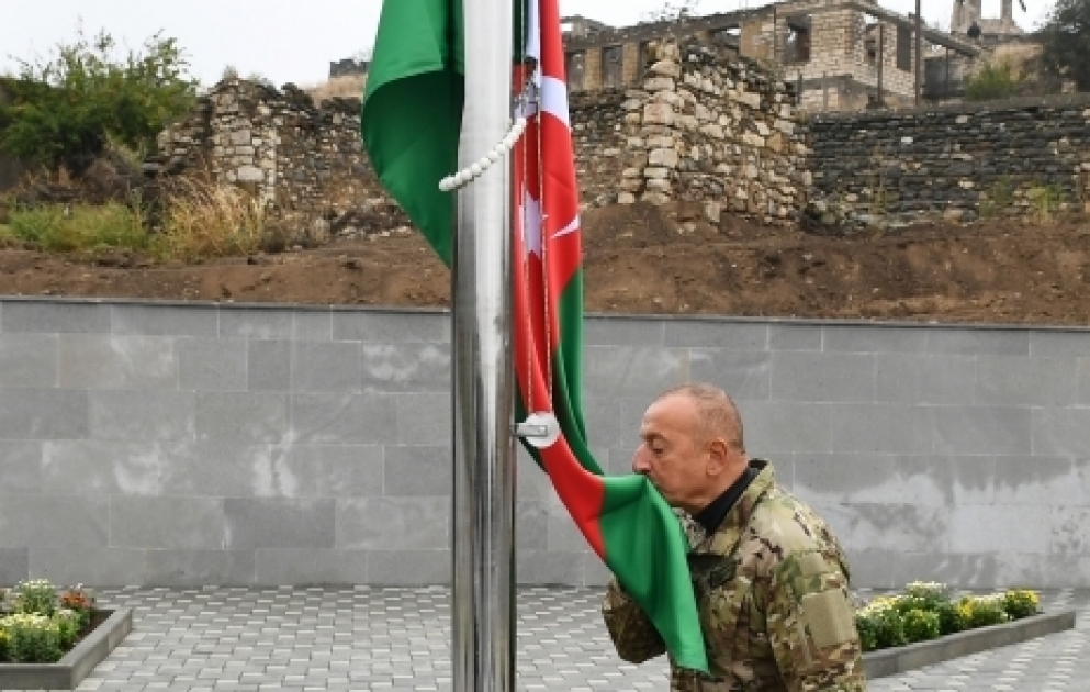 Prezident İlham Əliyev Tərtər rayonunun Talış kəndində Azərbaycan bayrağını ucaldıb