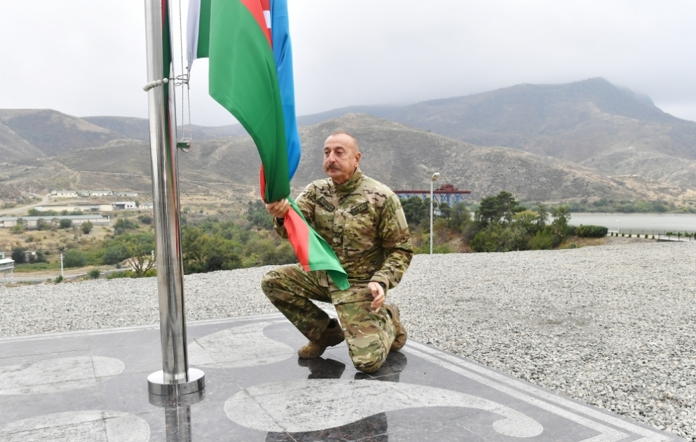 Prezident İlham Əliyev Tərtər rayonunun Suqovuşan qəsəbəsində Azərbaycan bayrağını ucaldıb