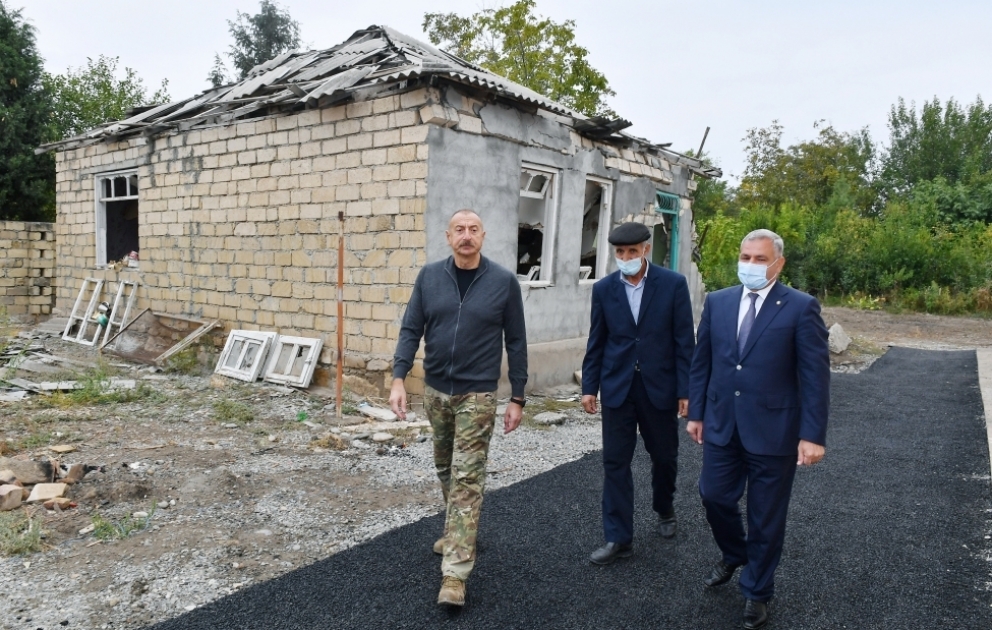 Prezident İlham Əliyev Ermənistan silahlı qüvvələrinin raket hücumları nəticəsində Tərtər şəhərində dağılmış evin əvəzinə tikilən yeni evdə yaradılan şəraitlə tanış olub