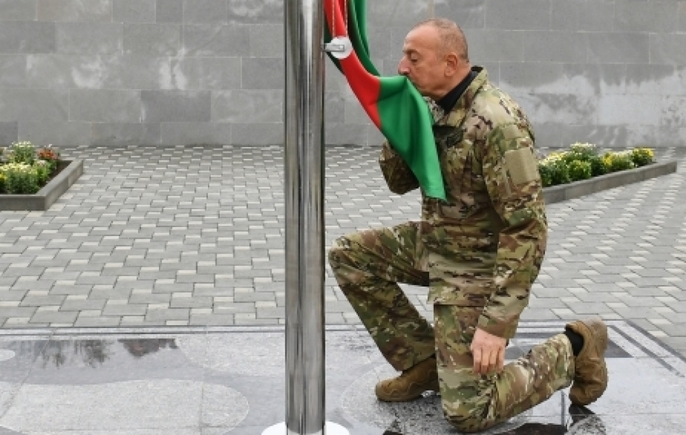 Le président Ilham Aliyev hisse le drapeau azerbaïdjanais dans le village de Talych