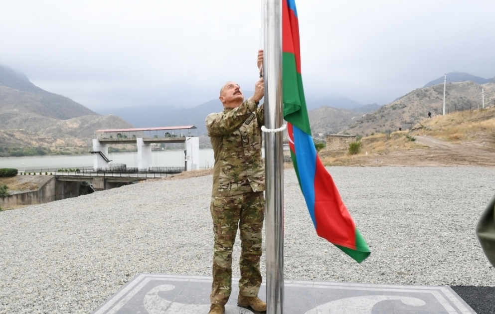 Le président Ilham Aliyev hisse le drapeau azerbaïdjanais dans le bourg de Sougovouchan