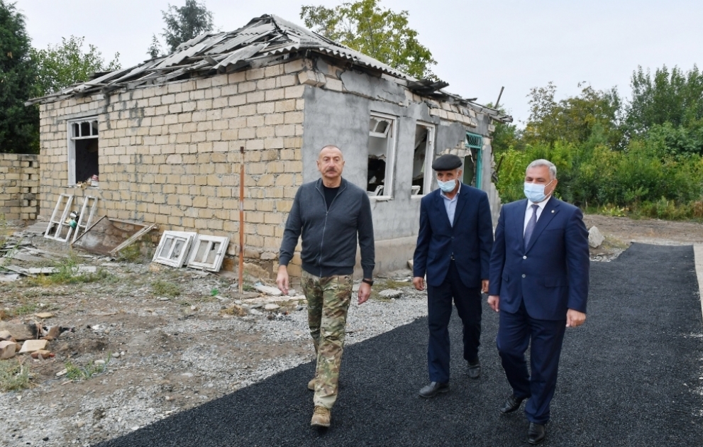 Le président azerbaïdjanais visite une nouvelle maison construite pour remplacer une ancienne détruite à Terter dans les attaques à la roquette des troupes arméniennes