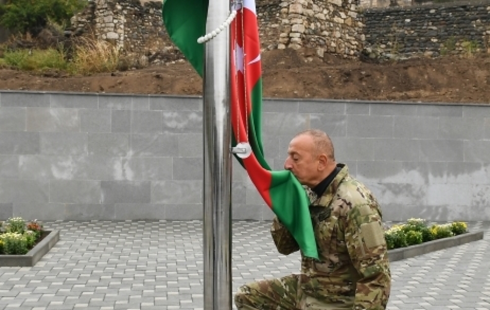 Terter: Präsident Ilham Aliyev hisst aserbaidschanische Flagge im Dorf Talysch