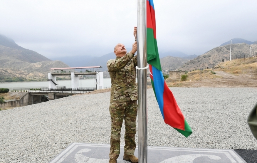In der Siedlung Sugovuschan in Terter Region aserbaidschanische Flagge aufgezogen