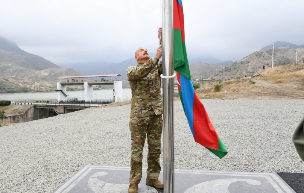 Президент Ильхам Алиев поднял флаг Азербайджана в поселке Суговушан Тертерского района