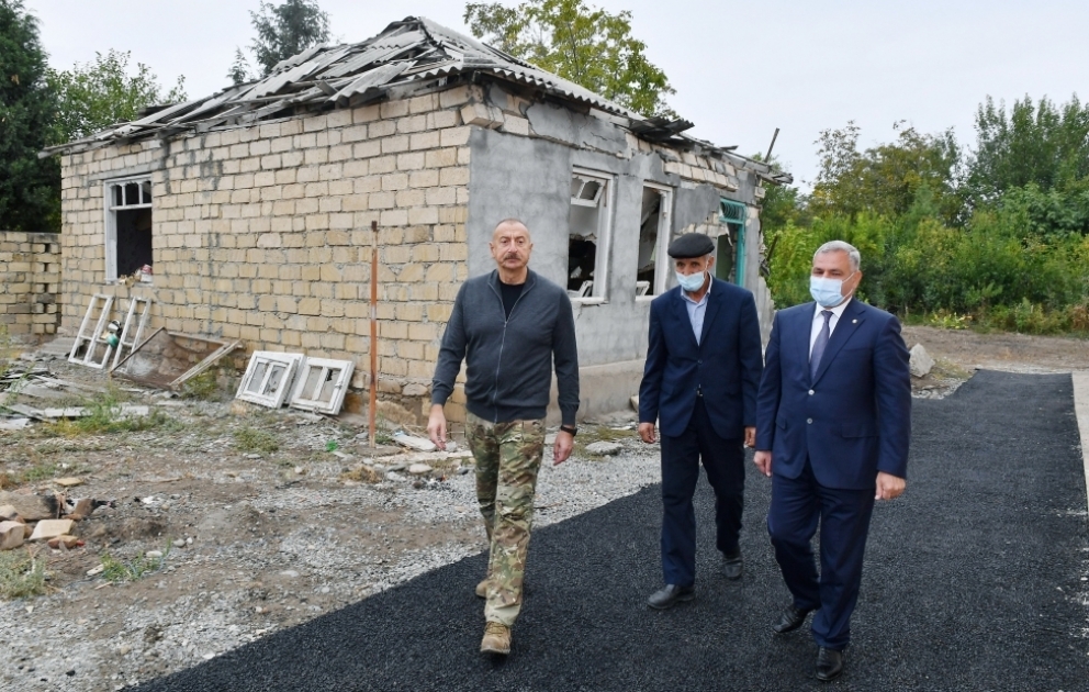 Президент Ильхам Алиев ознакомился в городе Тертер с условиями, созданными в новом доме, построенном вместо дома, разрушенного в результате ракетных атак армянских вооруженных сил