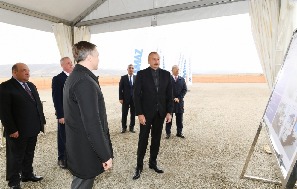 Le président Ilham Aliyev participe à la cérémonie de pose de la première pierre d’un centre de services conjoint de la société KamAZ et de l’Usine automobile de Gandja