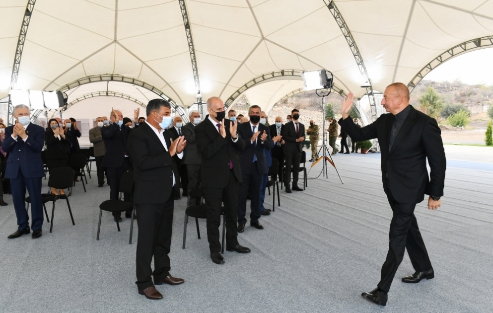 Le président Ilham Aliyev rencontre un groupe de représentants de Djabraïl et pose la première pierre du Complexe mémorial et de la restauration de la ville
