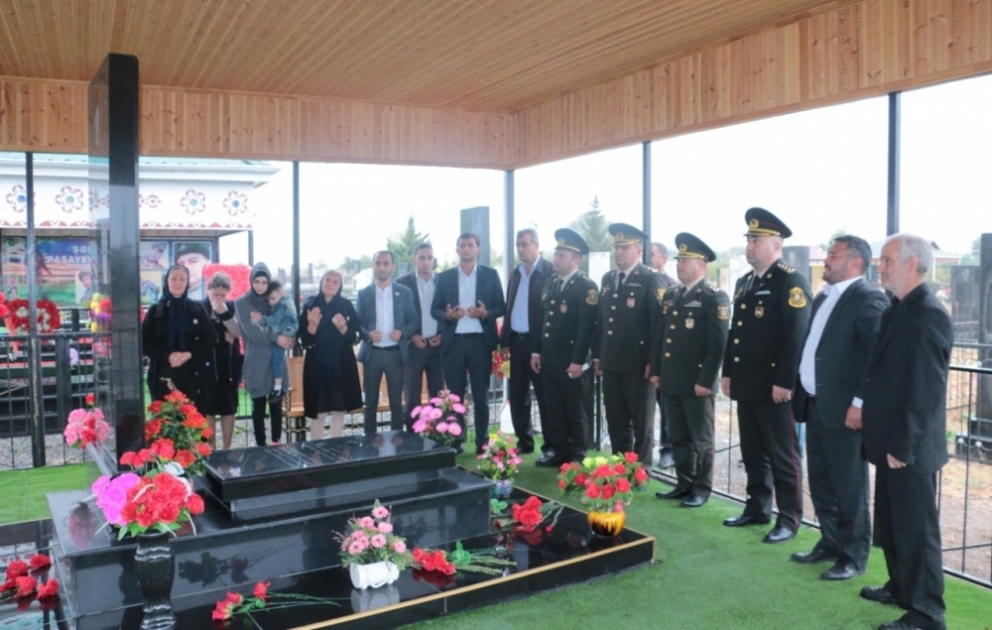 Şəhid Elvin Rəhimovun təltif edildiyi orden və medallar ailəsinə təqdim olunub