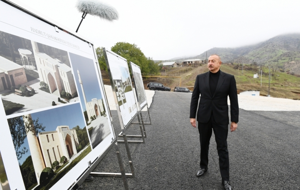 Prezident İlham Əliyev Xocavənd rayonunun Hadrut qəsəbəsinə və Tuğ kəndinə səfər edib
Hadrut qəsəbəsində yeni məscidin təməli qoyulub
