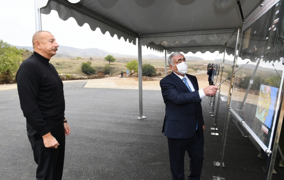 Präsident Ilham Aliyev macht sich mit Verlauf von Bauarbeiten an Straßen Hadrut-Dschäbrayil-Schükurbayli, Tugh-Hadrut und Füsuli-Hadrut vertraut