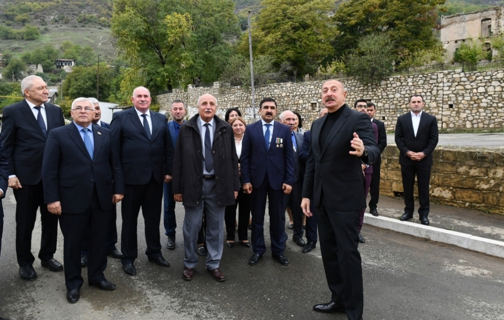 Prezident İlham Əliyev Xocavənd rayon ictimaiyyətinin nümayəndələri ilə birlikdə Tuğ kəndində olub