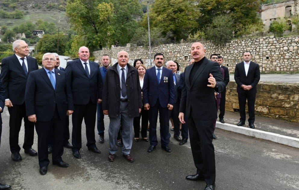 Le président Ilham Aliyev visite le village de Tough avec les représentants de la communauté de Khodjavend