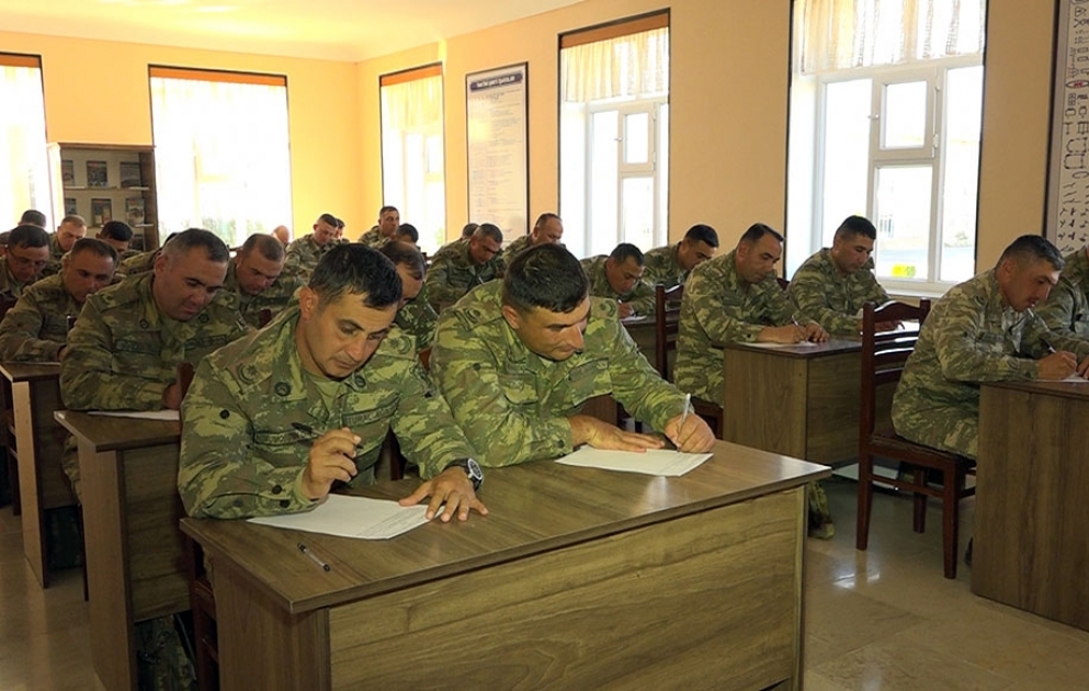 Naxçıvan Qarnizonu Qoşunlarında tabor, divizion komandirləri və müavinləri ilə komandir hazırlığı məşğələləri keçirilib