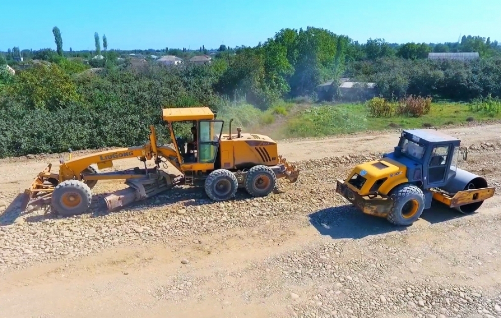 Üç sərhəd keçid məntəqəsi arasında avtomobil yolunun tikintisi davam edir
