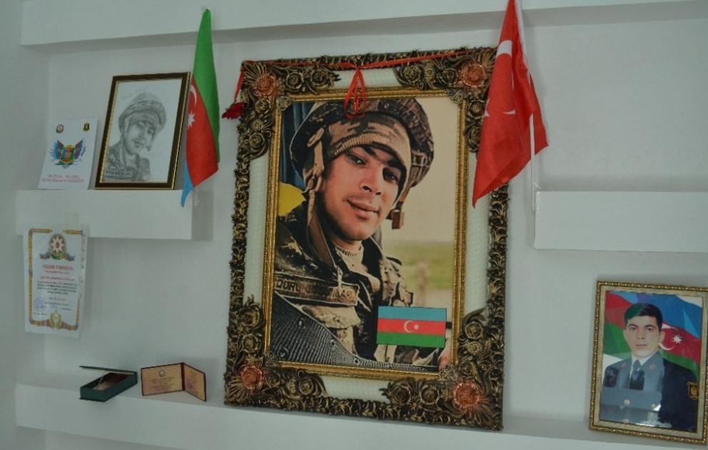 Üç medalla təltif olunan qəhrəman manqa komandiri