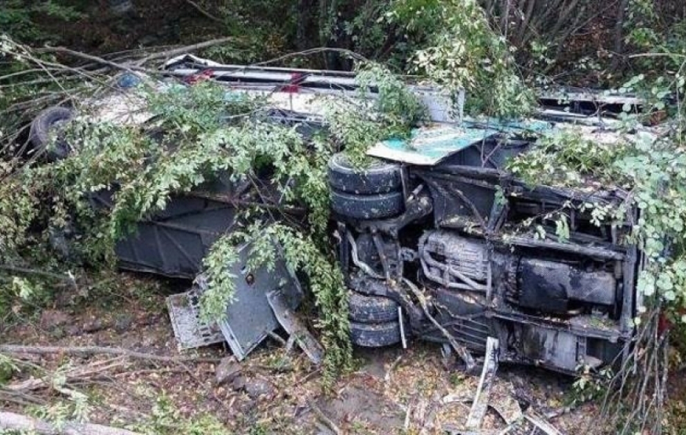 Türkiyədə avtobusun dərəyə aşması nəticəsində ölən və yaralananlar var