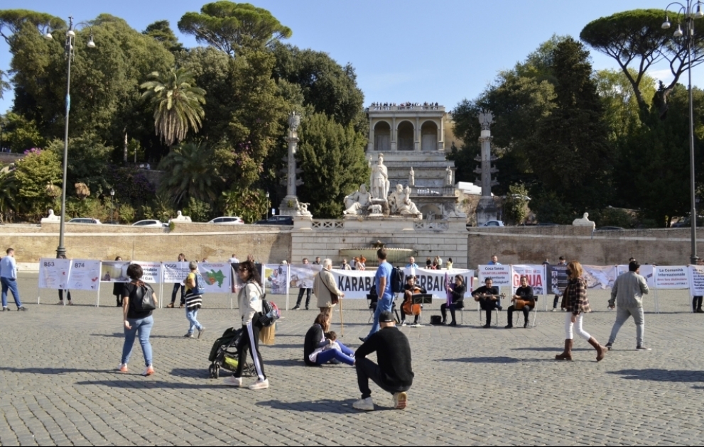 Romadakı həmvətənlərimiz şəhərin əsas meydanlarından olan “Piazza del Popolo”da dinc aksiya keçiriblər